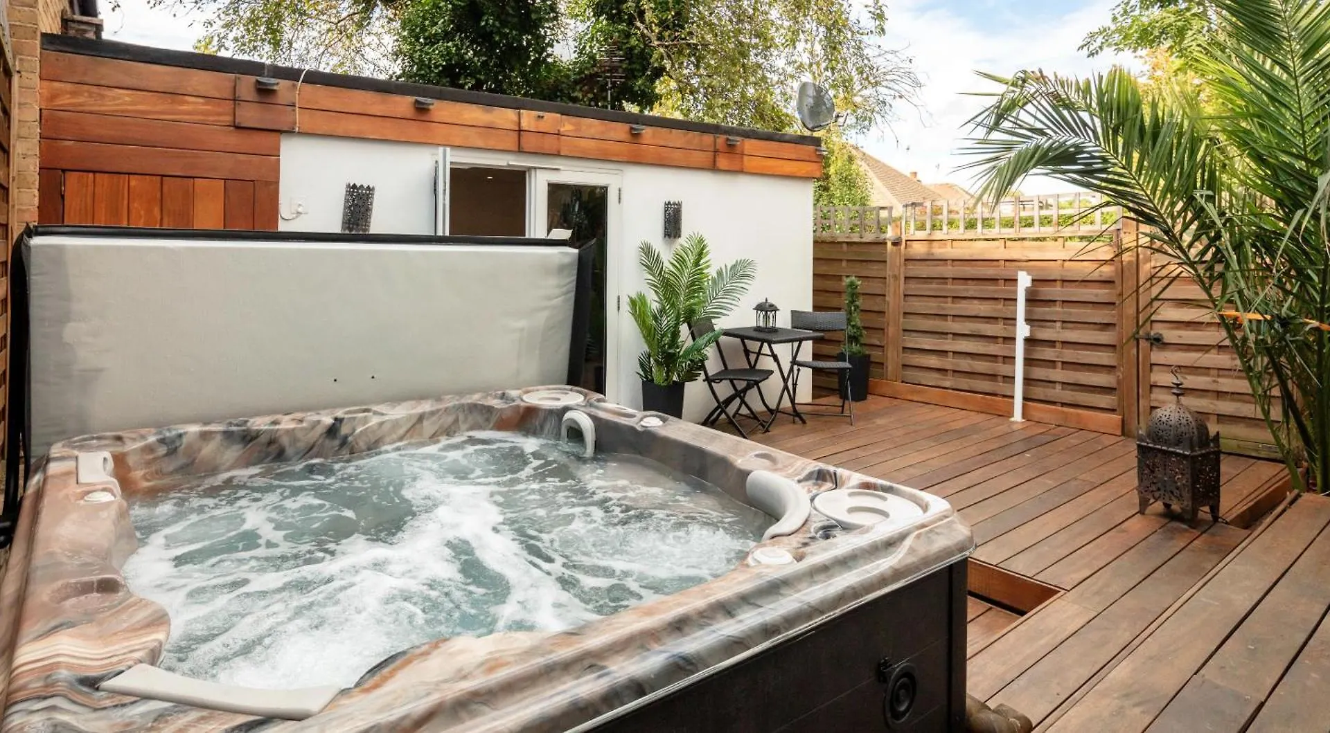 Stunning 4 Bedroom, 3 Bathroom House With Private Hottub & Gym - Escape London, In Lonon location