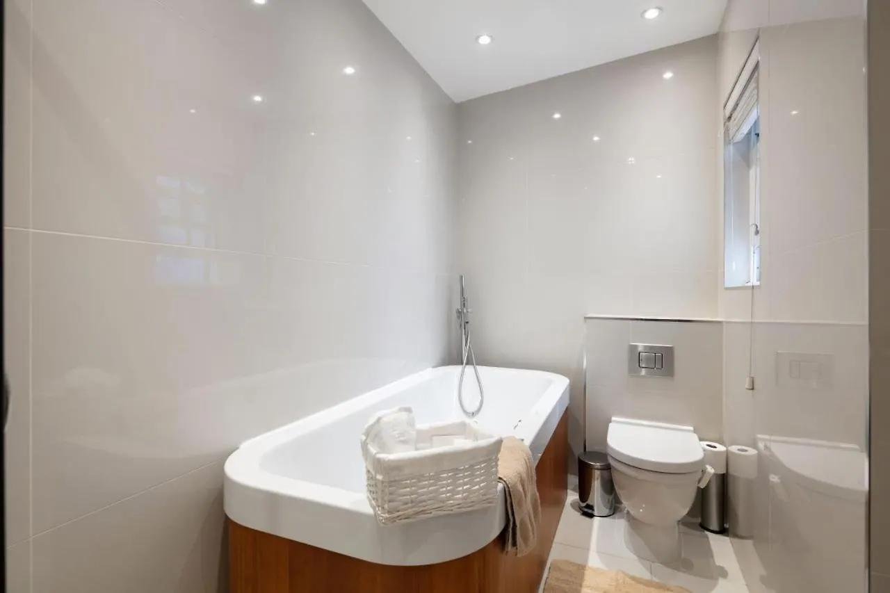 Stunning 4 Bedroom, 3 Bathroom House With Private Hottub & Gym - Escape London, In Lonon 0*, London United Kingdom