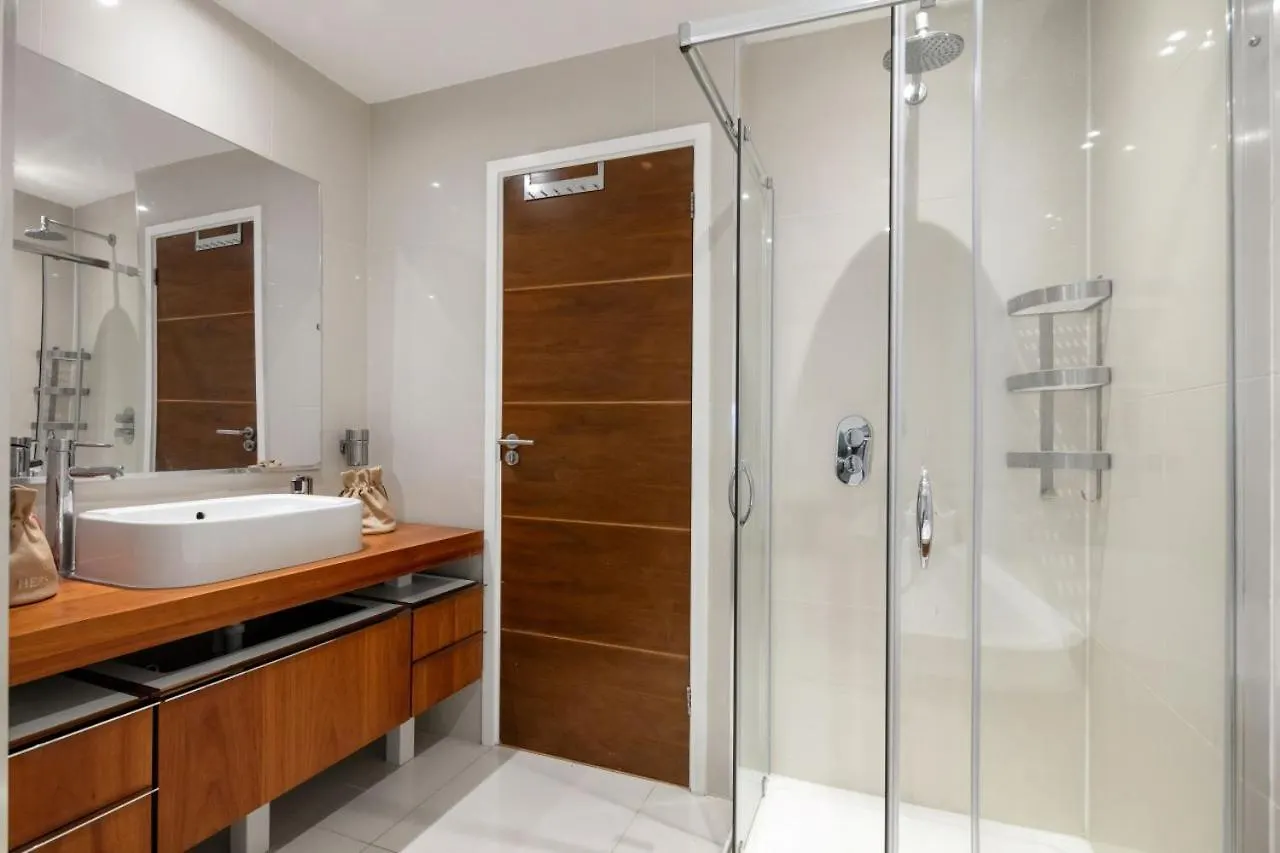 Stunning 4 Bedroom, 3 Bathroom House With Private Hottub & Gym - Escape London, In Lonon Holiday home