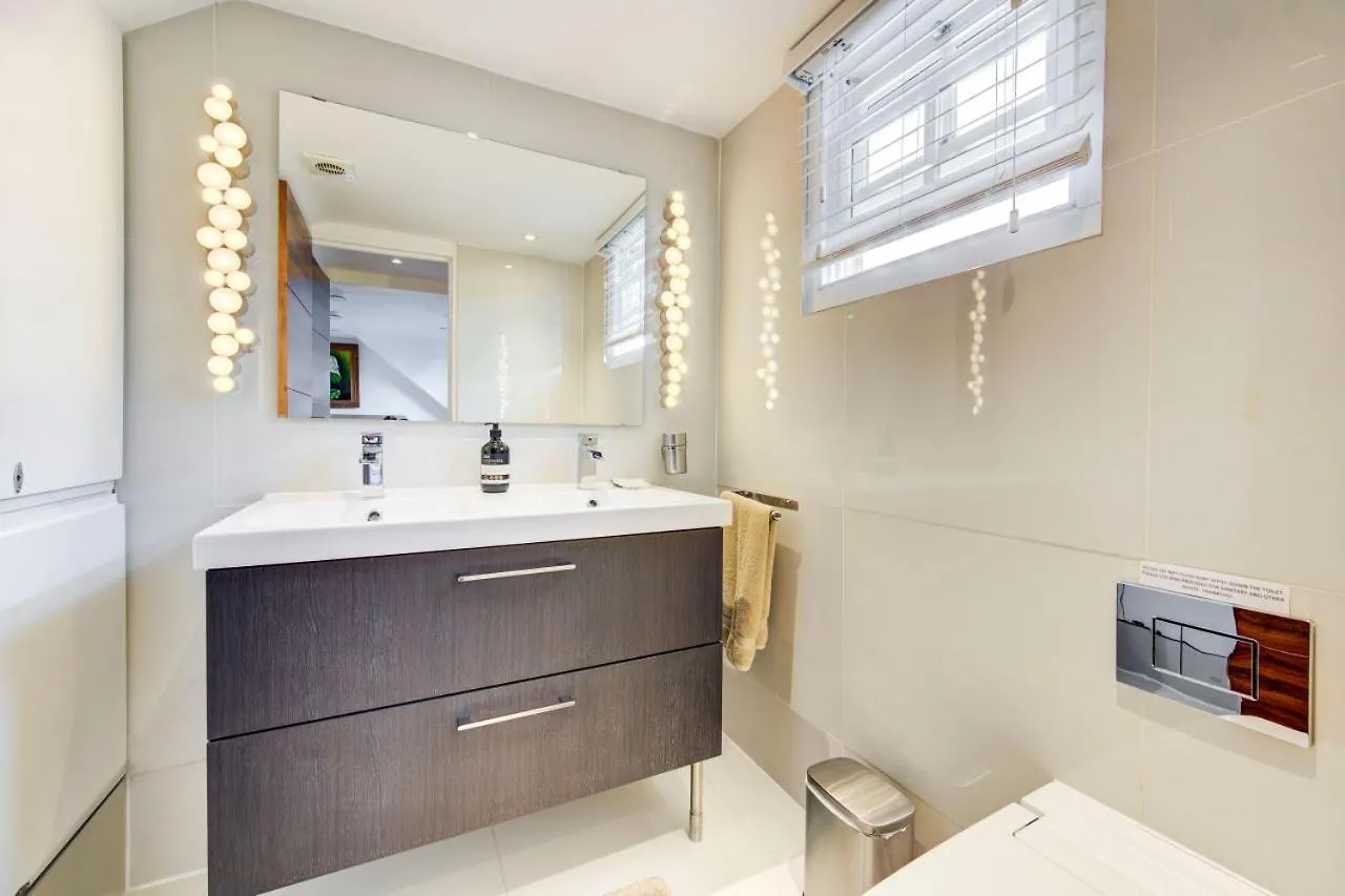 Stunning 4 Bedroom, 3 Bathroom House With Private Hottub & Gym - Escape London, In Lonon