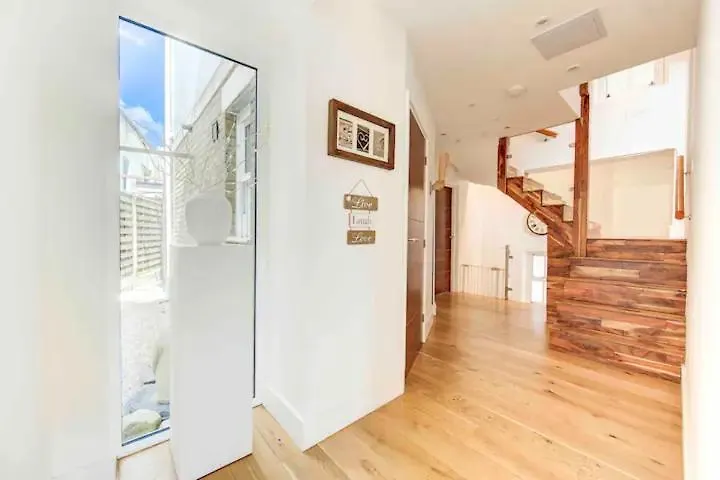 Stunning 4 Bedroom, 3 Bathroom House With Private Hottub & Gym - Escape London, In Lonon