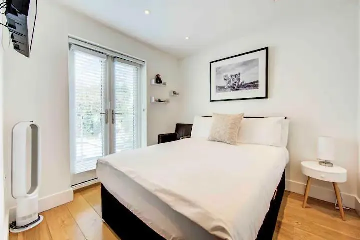 Holiday home Stunning 4 Bedroom, 3 Bathroom House With Private Hottub & Gym - Escape London, In Lonon