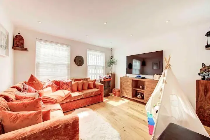Holiday home Stunning 4 Bedroom, 3 Bathroom House With Private Hottub & Gym - Escape London, In Lonon