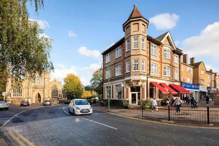 Stunning 4 Bedroom, 3 Bathroom House With Private Hottub & Gym - Escape London, In Lonon United Kingdom
