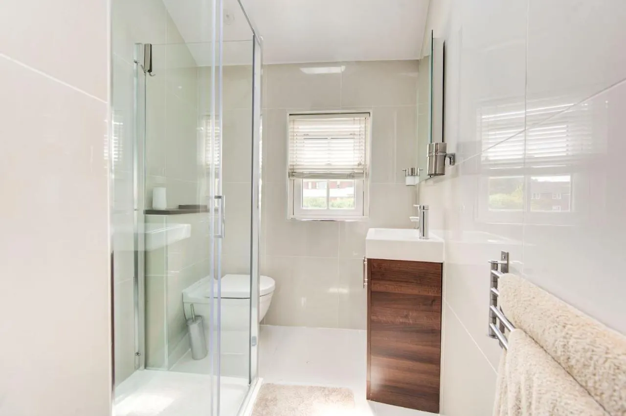 Holiday home Stunning 4 Bedroom, 3 Bathroom House With Private Hottub & Gym - Escape London, In Lonon