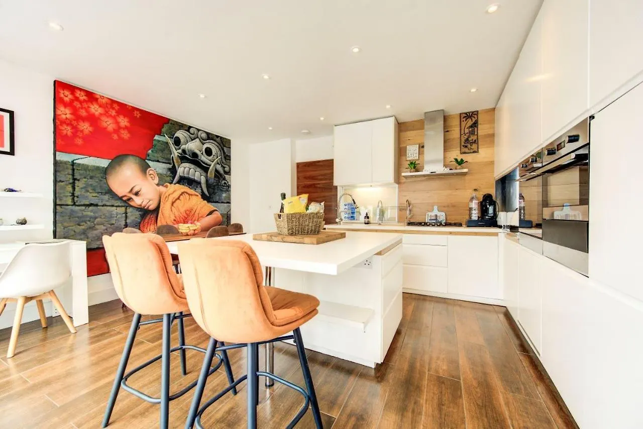 Stunning 4 Bedroom, 3 Bathroom House With Private Hottub & Gym - Escape London, In Lonon London