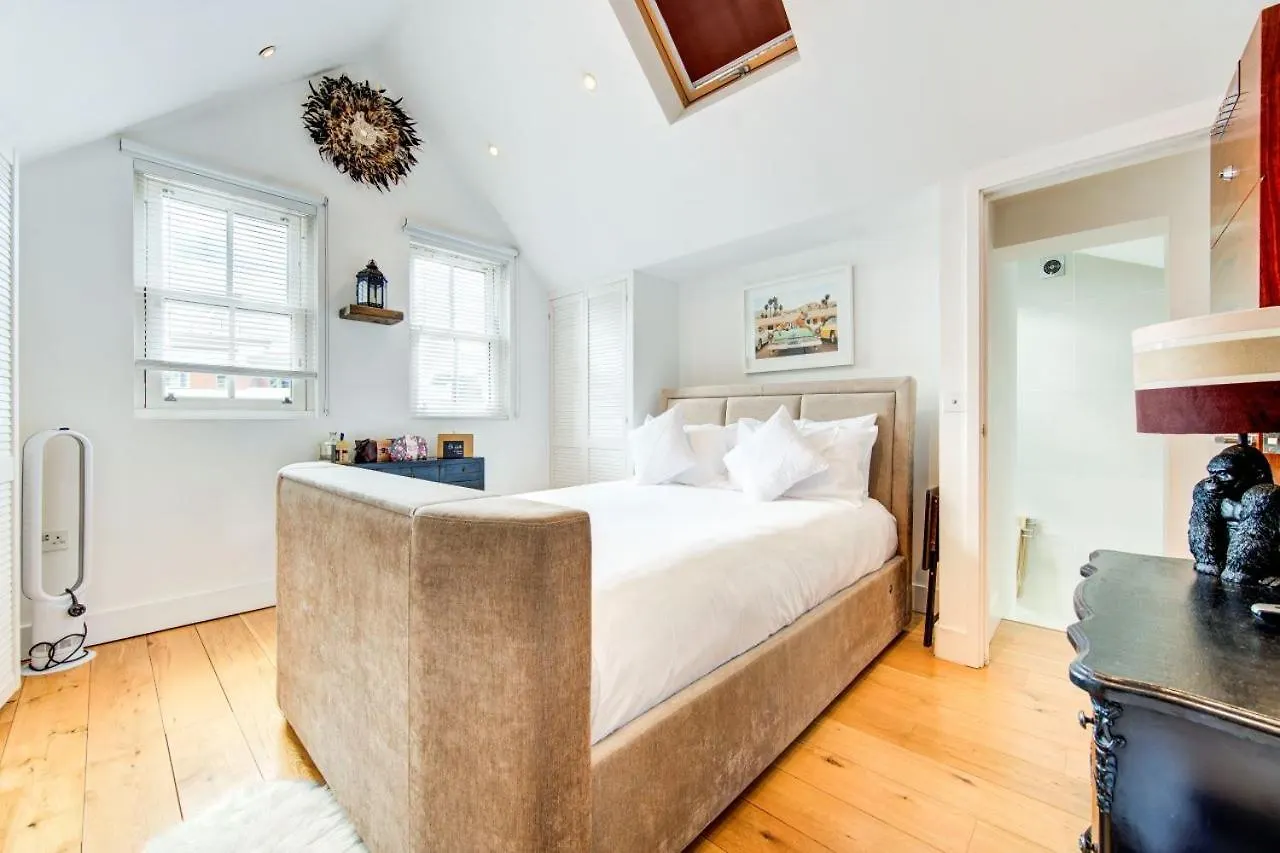 Holiday home Stunning 4 Bedroom, 3 Bathroom House With Private Hottub & Gym - Escape London, In Lonon