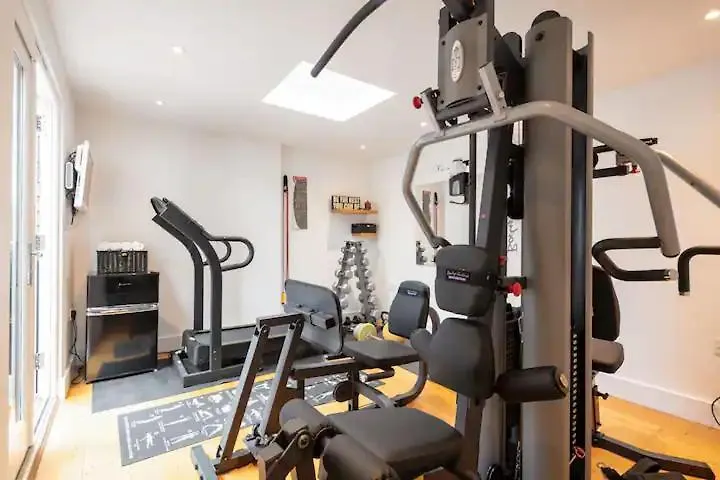 Stunning 4 Bedroom, 3 Bathroom House With Private Hottub & Gym - Escape London, In Lonon 0*, London United Kingdom