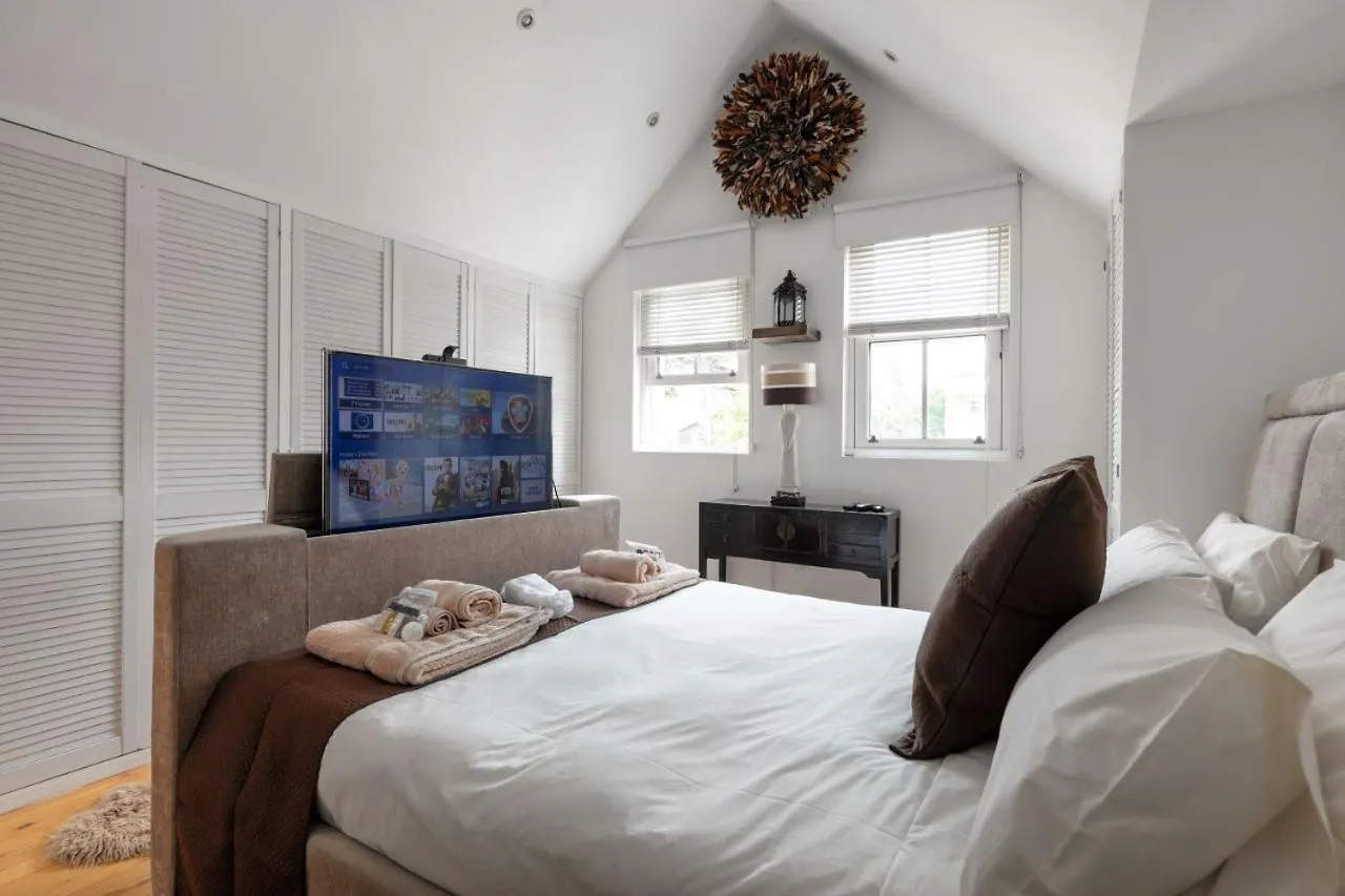 Holiday home Stunning 4 Bedroom, 3 Bathroom House With Private Hottub & Gym - Escape London, In Lonon