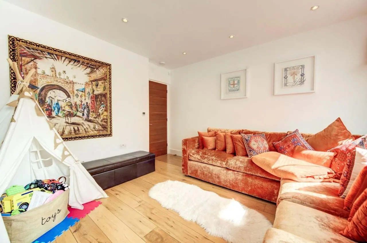 Stunning 4 Bedroom, 3 Bathroom House With Private Hottub & Gym - Escape London, In Lonon London