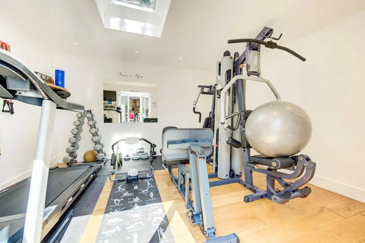 Stunning 4 Bedroom, 3 Bathroom House With Private Hottub & Gym - Escape London, In Lonon Holiday home