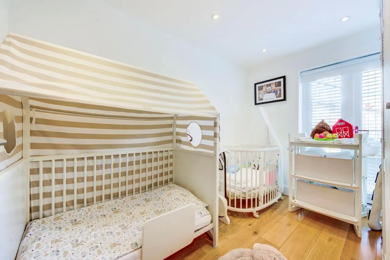 Stunning 4 Bedroom, 3 Bathroom House With Private Hottub & Gym - Escape London, In Lonon Holiday home London