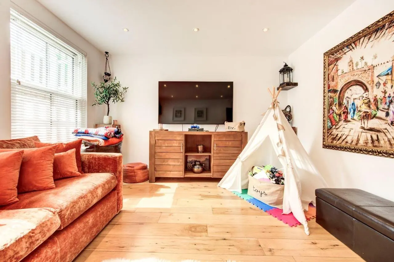 Holiday home Stunning 4 Bedroom, 3 Bathroom House With Private Hottub & Gym - Escape London, In Lonon
