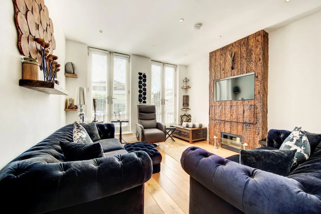 Stunning 4 Bedroom, 3 Bathroom House With Private Hottub & Gym - Escape London, In Lonon United Kingdom
