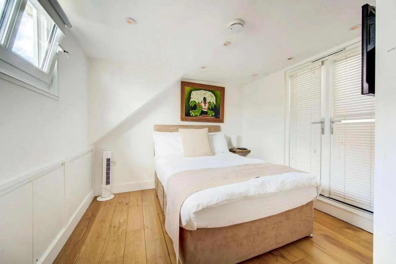 Stunning 4 Bedroom, 3 Bathroom House With Private Hottub & Gym - Escape London, In Lonon 0*, London