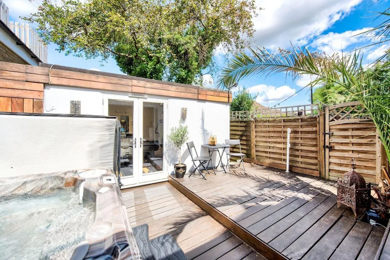 Stunning 4 Bedroom, 3 Bathroom House With Private Hottub & Gym - Escape London, In Lonon 0*, London United Kingdom