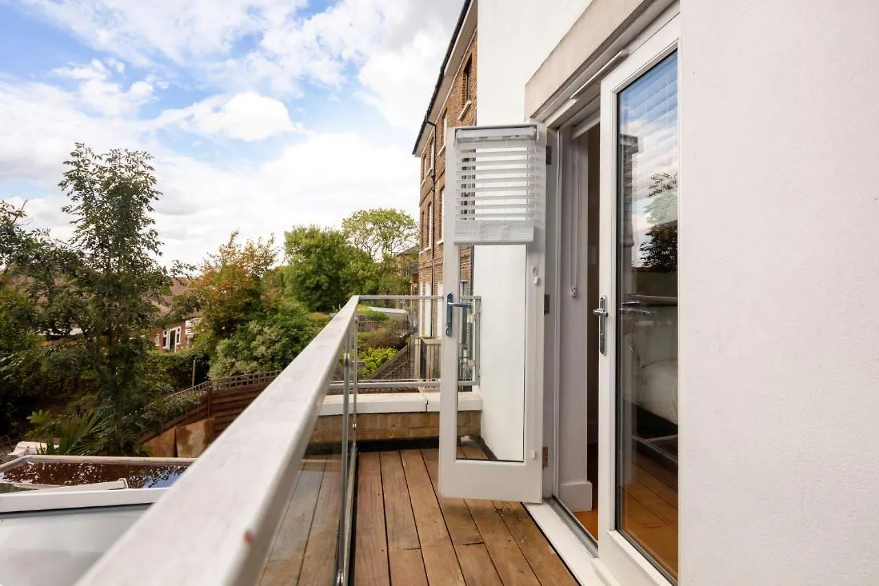 Holiday home Stunning 4 Bedroom, 3 Bathroom House With Private Hottub & Gym - Escape London, In Lonon United Kingdom
