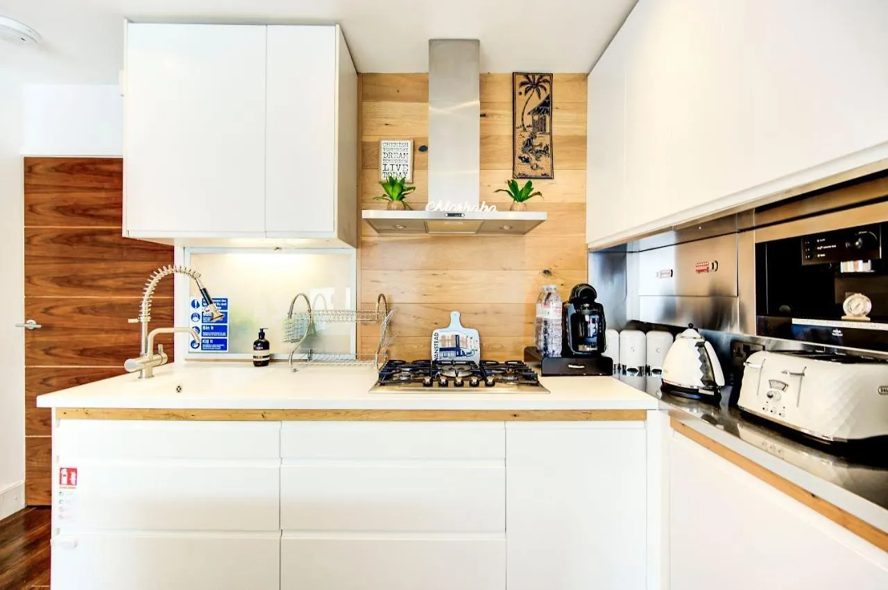 Stunning 4 Bedroom, 3 Bathroom House With Private Hottub & Gym - Escape London, In Lonon 0*, London