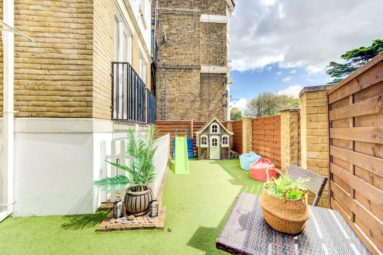 Feriehus Stunning 4 Bedroom, 3 Bathroom House With Private Hottub & Gym - Escape London, In Lonon Storbritannien
