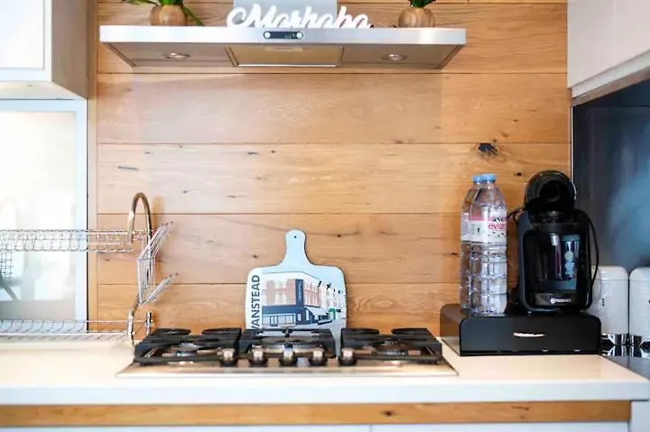 Stunning 4 Bedroom, 3 Bathroom House With Private Hottub & Gym - Escape London, In Lonon Feriehus London