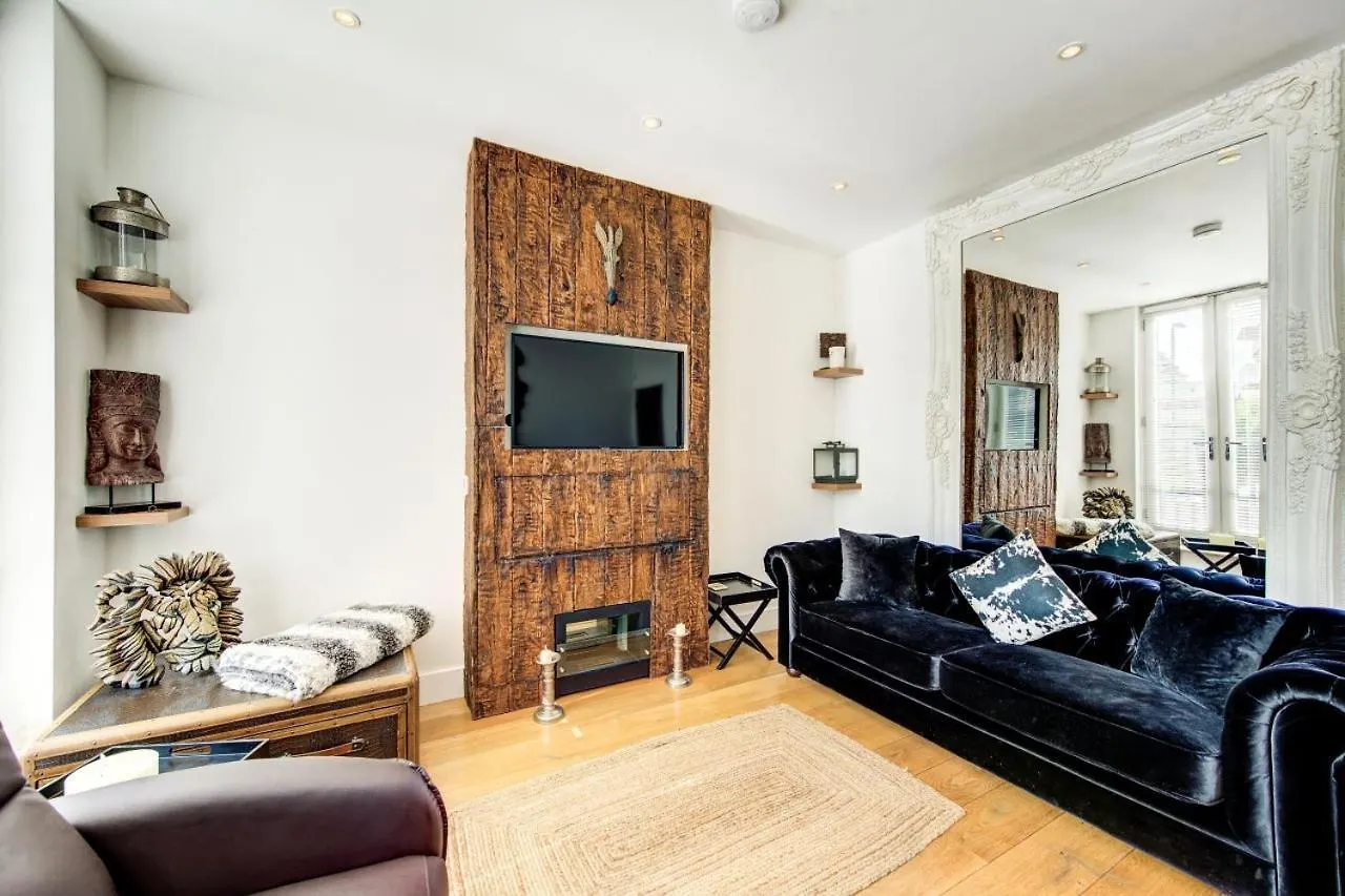 Feriehus Stunning 4 Bedroom, 3 Bathroom House With Private Hottub & Gym - Escape London, In Lonon